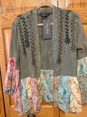 @kelzBoyce Multicolor Floral Print Women's Top Young Threads NWT